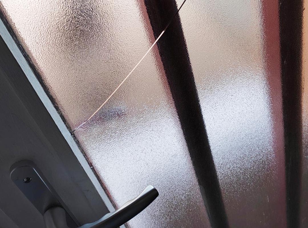 Exemple de dépannage en serrurerie : vitre de porte d'entrée cassée
